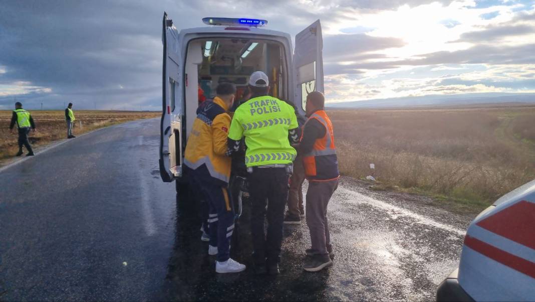 Çorum'da tarım işçilerini taşıyan minibüsle zift yüklü tanker çarpıştı: 1 ölü 18 yaralı 23